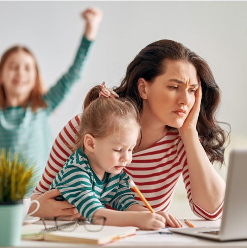 Hausaufgaben am PC Mutter Kinder Töchter schreiben Müdigkeit und Erschöpfung