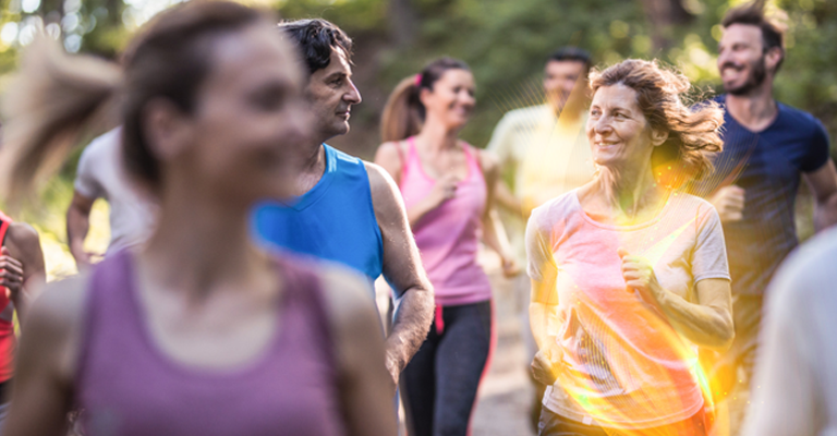 Ältere Sportlerin draussen Gruppe Joggen Energie keine Fühlingsmüdigkeit oder Abgeschlagenheit