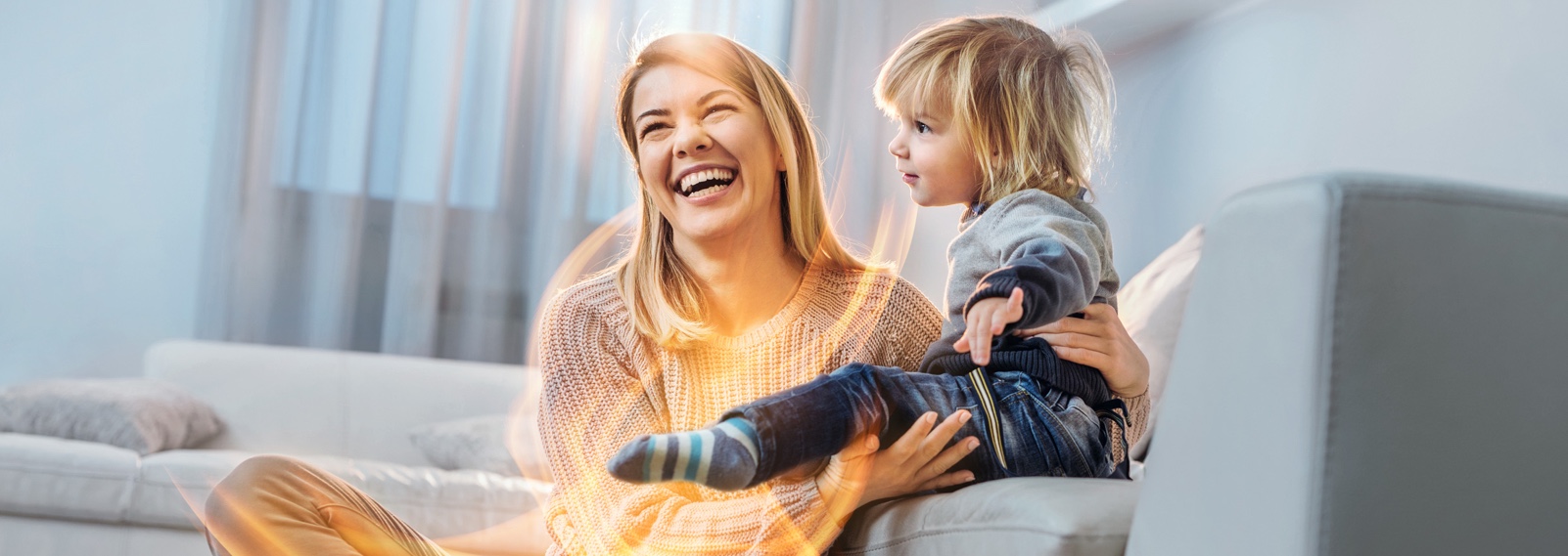 Mutter und Kind sitzend beim Sofa glücklich Energie Dynamisan forte Mittel gegen Erschöpfung