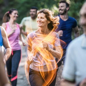 Ältere Sportlerin draussen Gruppe Joggen Energie keine Fühlingsmüdigkeit oder Abgeschlagenheit