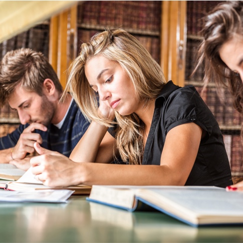 Studenten Bibliotheke Bücher Lernphase Stress Müdigkeit Erschöpfung