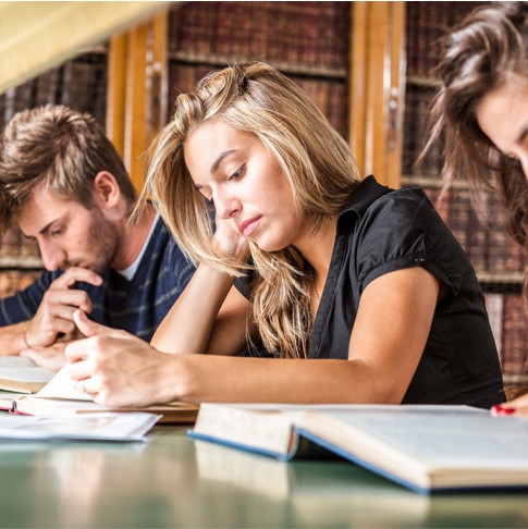 Étudiants bibliothèque livres phases d’apprentissage stress fatigue épuisement