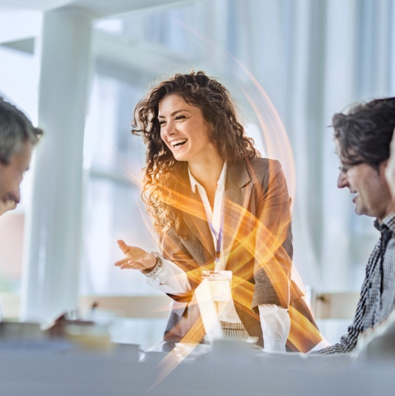 Femme business bureau heureuse énergie Dynamisan forte remède contre l’épuisement