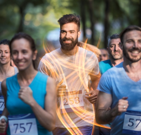 Homme joggeur dehors dans un groupe marathon fortifiant Dynamisan Magnésium sport