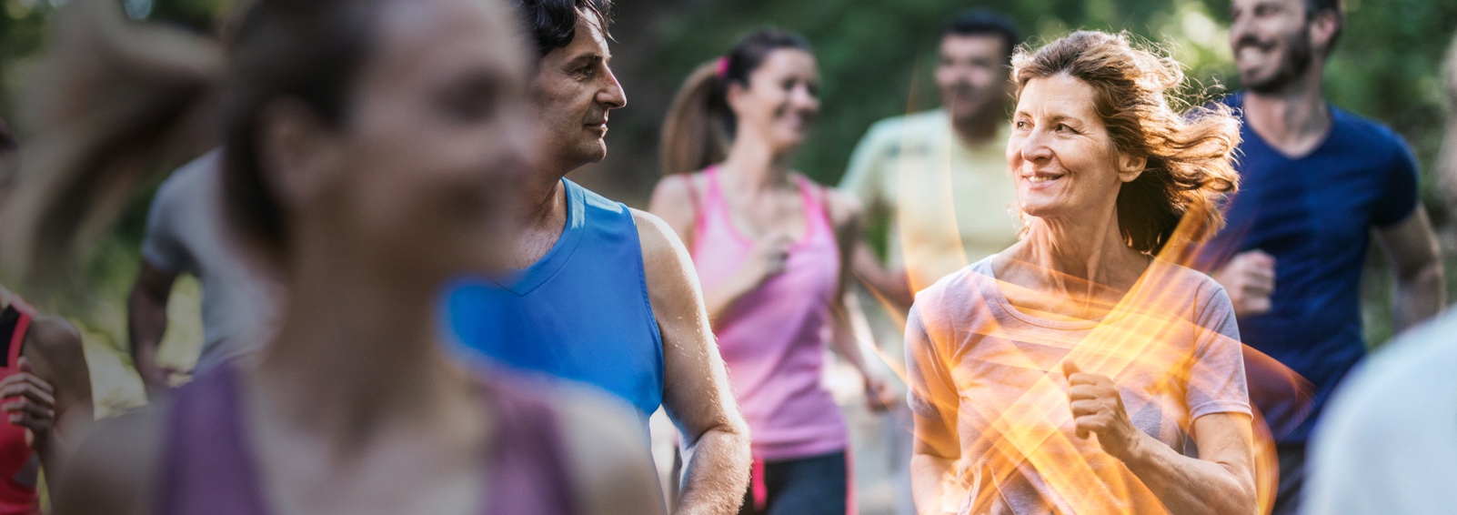 Sportive âgée dehors groupe jogging énergie pas de fatigue printanière ou d'abattement 