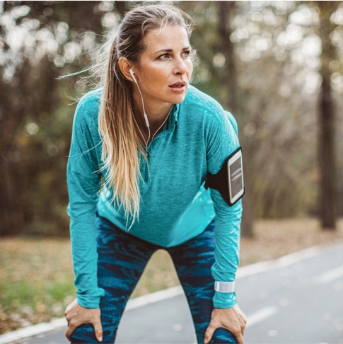 Sportive écouteurs pause épuisement fatigue au sport surmenage